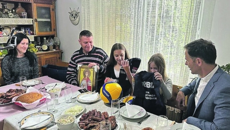 UZMI RAČUN I POBEDI Ministar Siniša Mali obišao porodicu Pašić, dobitnike stana od 100 kvadrata: Nagrada otišla u prave ruke