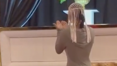 BIZARNO Manekenka na stubu srama zbog onoga što je uradila na sahrani: "Da li je ovo moguće?" (VIDEO)