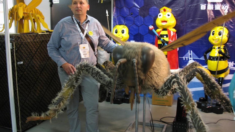 DEJAN IZ SELA DRMNO IMA 800 PČELINJIH DRUŠTAVA Ponosan je na sina koji nastavlja tradiciju pored Mlave