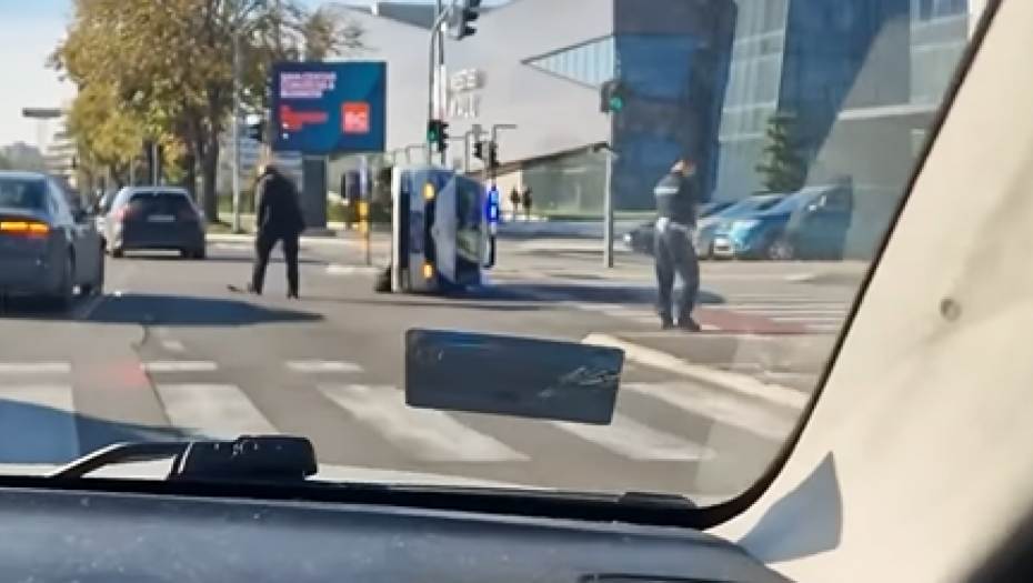 POLICIJSKO VOZILO SE PREVRNULO U SUDARU Jedna osoba povređena u saobraćajnoj nesreći na Novom Beogradu (VIDEO)