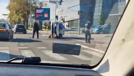POLICIJSKO VOZILO SE PREVRNULO U SUDARU Jedna osoba povređena u saobraćajnoj nesreći na Novom Beogradu (VIDEO)