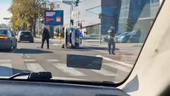 POLICIJSKO VOZILO SE PREVRNULO U SUDARU Jedna osoba povređena u saobraćajnoj nesreći na Novom Beogradu (VIDEO)