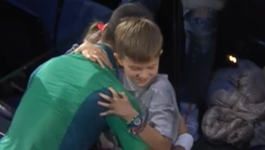 SCENA KOJA TOPI SRCA Stefan i Tara iskopirali tatu Novaka: Pesnice visoko podignute (VIDEO)