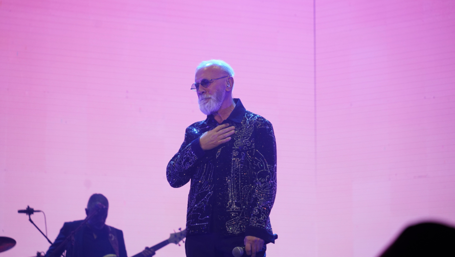 ZDRAVKO ČOLIĆ SPECIJALNI GOST NA MERLINOVOM KONCERTU Haos u Areni, publika u transu, Dino mu uputio ove emotivne reči