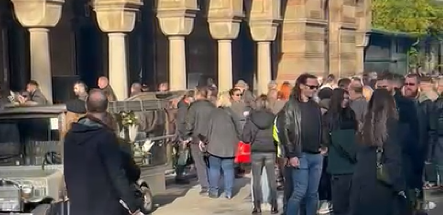 INCIDENT NA SAHRANI ŽARKA LAUŠEVIĆA Ženi se zapalila kosa, Vesna Trivalić pritrčala da pomogne