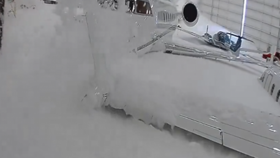 NEKIMA KOMIČNO, A VIŠEMILIONSKA ŠTETA NA AVIONIMA Neplanirana pena parti u hangaru u Teksasu (VIDEO)