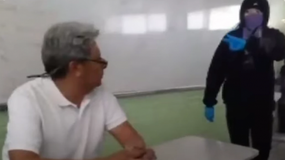 UČENICE PRETUKLE PROFESORA Polile ga farbom, imaju jasan zahtev: "Ako ne napusti školu nemamo drugu opciju..."(VIDEO)