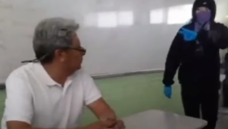 UČENICE PRETUKLE PROFESORA Polile ga farbom, imaju jasan zahtev: "Ako ne napusti školu nemamo drugu opciju..."(VIDEO)