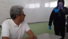 UČENICE PRETUKLE PROFESORA Polile ga farbom, imaju jasan zahtev: "Ako ne napusti školu nemamo drugu opciju..."(VIDEO)