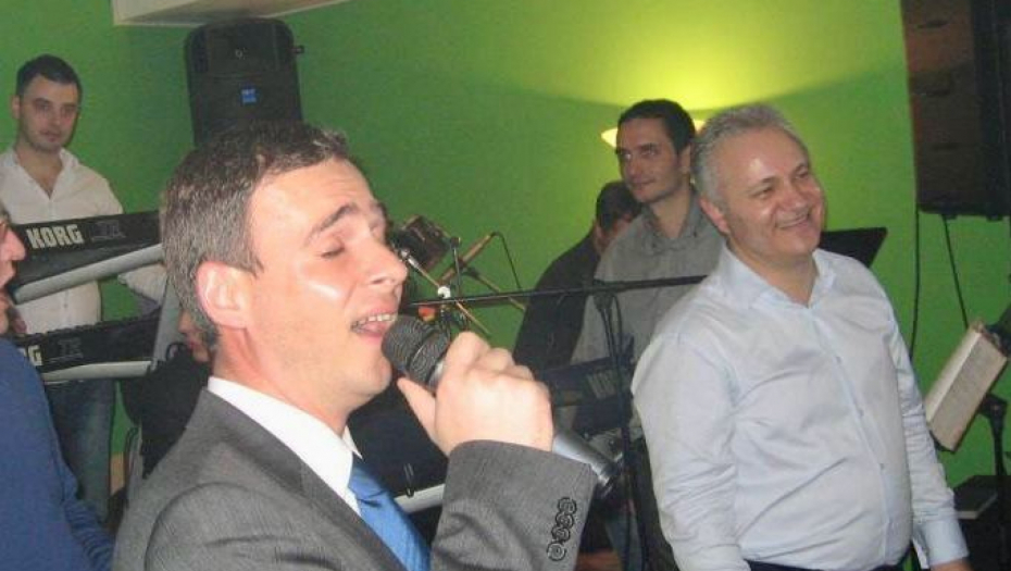 SAMO ZA DINKIĆA U ĆOŠKU! Miki Aleksić pevao na uvce Mlađi, kao što danas peva Đilasu! (FOTO)