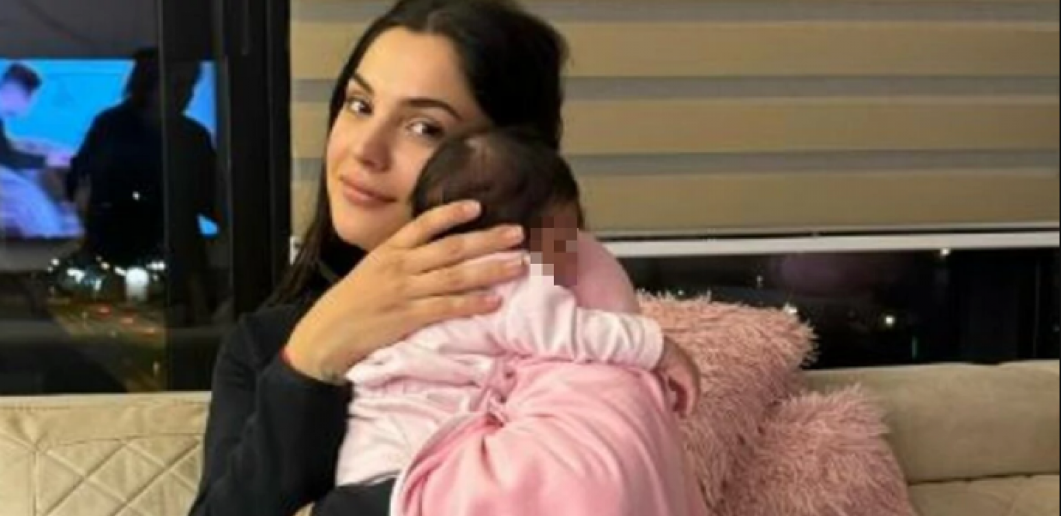 NADICA ADEMOV POKAZALA ĆERKU Pevačica drži naslednicu u rukama, prizor raznežio sve, a jedan detalj svima je privukao pažnju!