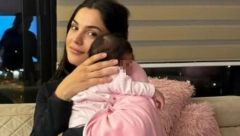 NADICA ADEMOV POKAZALA ĆERKU Pevačica drži naslednicu u rukama, prizor raznežio sve, a jedan detalj svima je privukao pažnju!