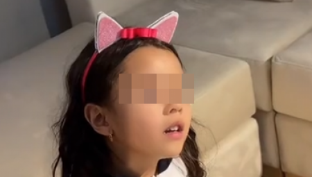 LJUBAV NA PRVI POGLED Mala lutka gleda i ne trepće, a za to je "kriv" poznati lepotan - ne može da mu odoli!