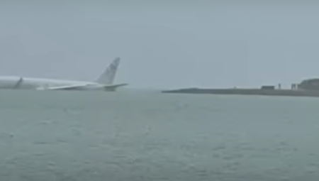 AVION PROMAŠIO PISTU Uleteo u zaliv pun ajkula (VIDEO)