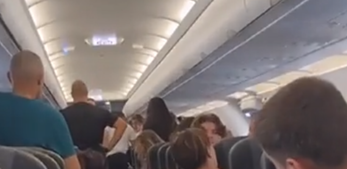 PRIMORALA PUTNIKA NA ODNOSE Skandal u avionu, žena naočigled svih počela da zadovoljava muškarca: "Skinula mu pantalone i..."