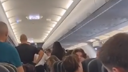 "SVI LEZITE NA POD" Drama na nebu, stjuardesa izazvala paniku u avionu, putnici van sebe (VIDEO)