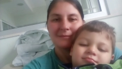 OGNJEN JE DOKTORKI NA ROĐENJU ISPAO NA POD Majka kaže da zato sad ima 9 dijagnoza, pije 31 vrstu lekova i jedva hoda