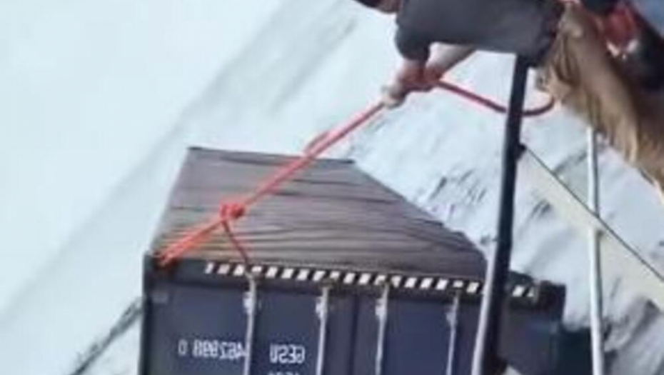 RIBARI UPECALI KONTEJNER NASRED OKEANA Otvorili su ga i postali milioneri! (VIDEO)