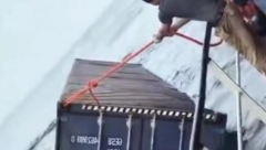 RIBARI UPECALI KONTEJNER NASRED OKEANA Otvorili su ga i postali milioneri! (VIDEO)