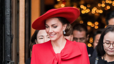 ZAPANJUJUĆI STAJLING U CRVENOJ BOJI Kejt Mildlton zasenila sve prisutne, a ovim je odala počast kraljici Elizabeti