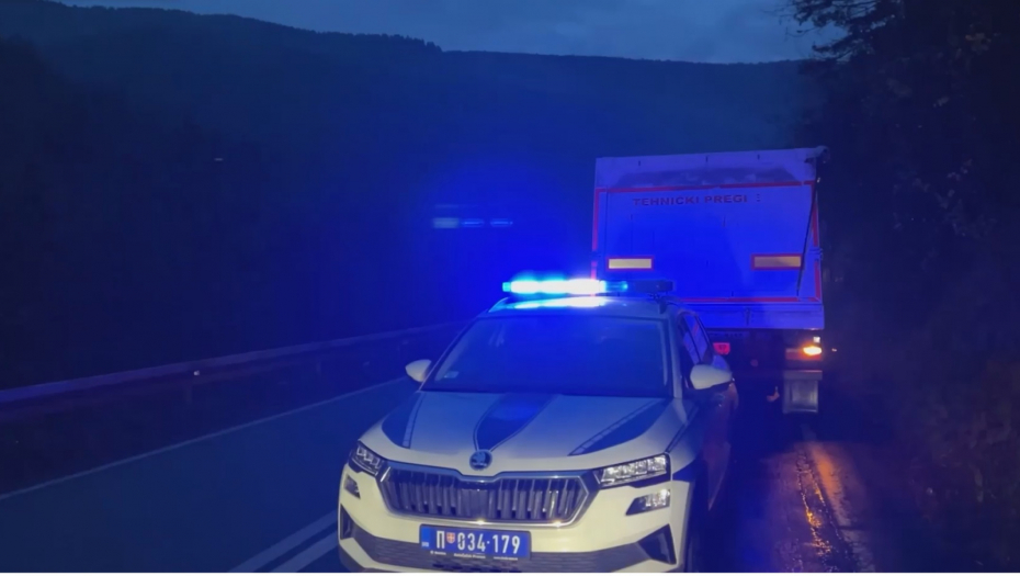 SAOBRAĆAJKA NA OBRENOVAČKOM PUTU Delovi automobila i srča rasuti po kolovozu (FOTO)