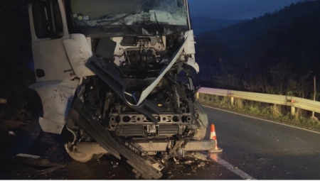 TEŽAK SUDAR DVA KAMIONA NA IBARSKOJ MAGISTRALI Formirana kolona duga sedam kilometrara (FOTO)