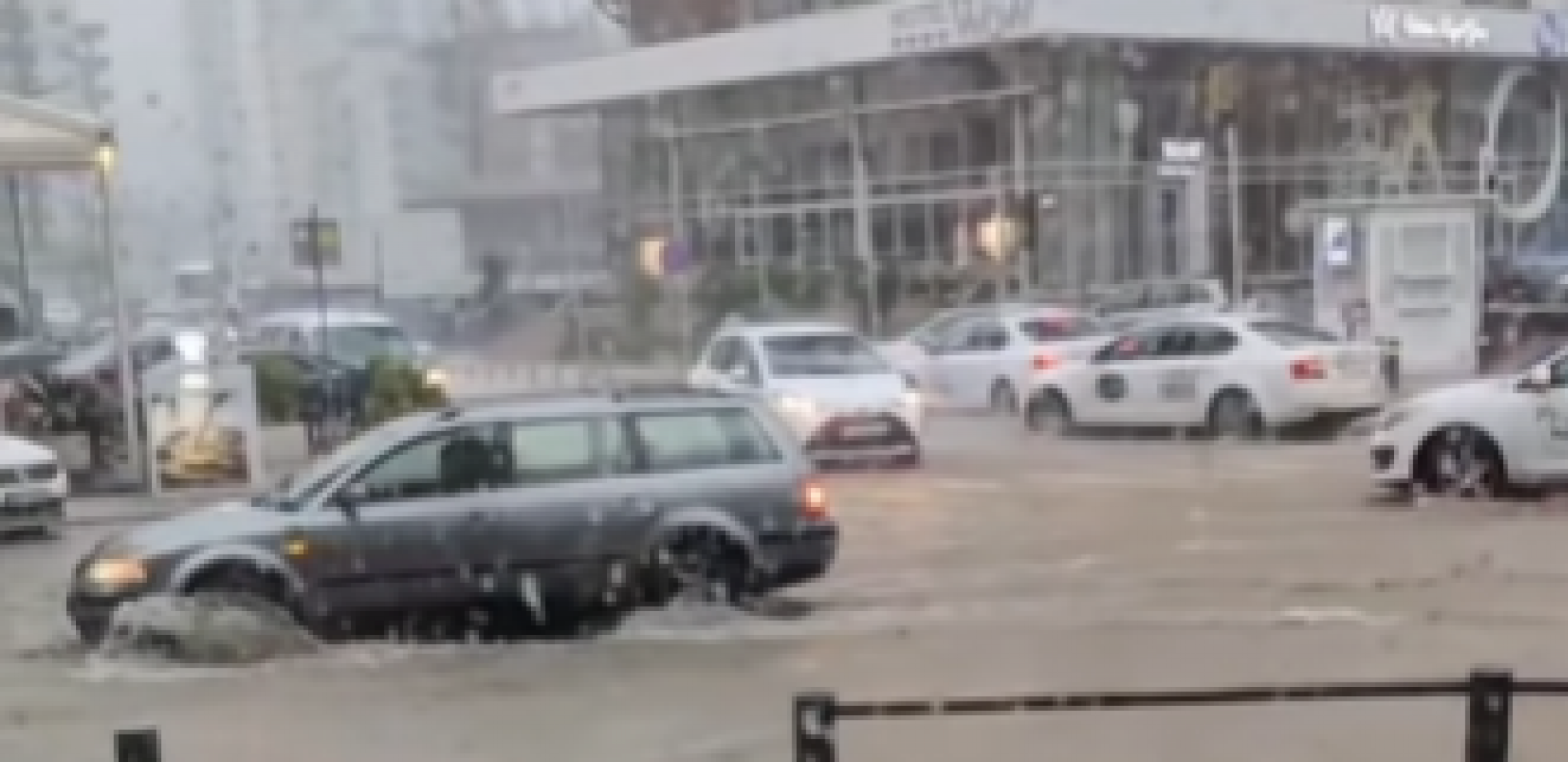 NEVREME PRAVI HAOS, ULICE I TROTARI POD VODOM! Kiša se sručila kao nebo da se otvorilo, stižu nemile scene iz komšiluka (VIDEO)