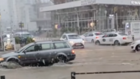 NEVREME PRAVI HAOS, ULICE I TROTARI POD VODOM! Kiša se sručila kao nebo da se otvorilo, stižu nemile scene iz komšiluka (VIDEO)