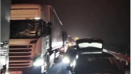 PRVE SLIKE S MESTA NESREĆE KOD INĐIJE! Na autobus u brzoj traci naletelo VIŠE VOZILA: Strahuje se da ima poginulih?!