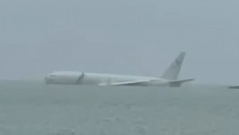 PLOVI BARKA... Avion američke mornarice promašio pistu, ribe kruže oko kokpita (VIDEO)