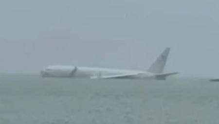 AVION SE ZAPALIO NA NEBU, USPEO JE BEZBEZDNO DA SLETI, A ONDA ŠOK! Svi su mislili da su spašeni kada je usledio pakao (VIDEO)