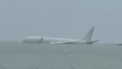 AVION SE ZAPALIO NA NEBU, USPEO JE BEZBEZDNO DA SLETI, A ONDA ŠOK! Svi su mislili da su spašeni kada je usledio pakao (VIDEO)