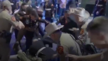 MAKLJAŽA SA AMERIČKIM MARINCIMA Krenuli da se mlate zbog devojke, sevalo na sve strane, a onda su došli i oni na konjima (VIDEO)