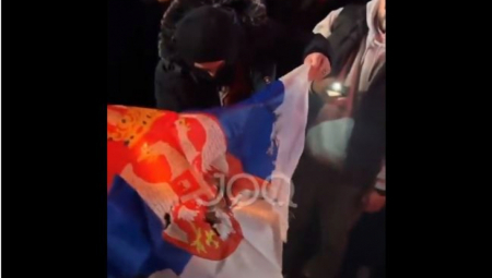 Srbija uputila protestnu notu Albaniji zbog paljenja srpske zastave na trgu u Tirani