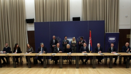 BROJNI POPUSTI OD 1. DECEMBRA Potpisani ugovori za projekat "studentske kartice", ministar finansija saopštio detalje