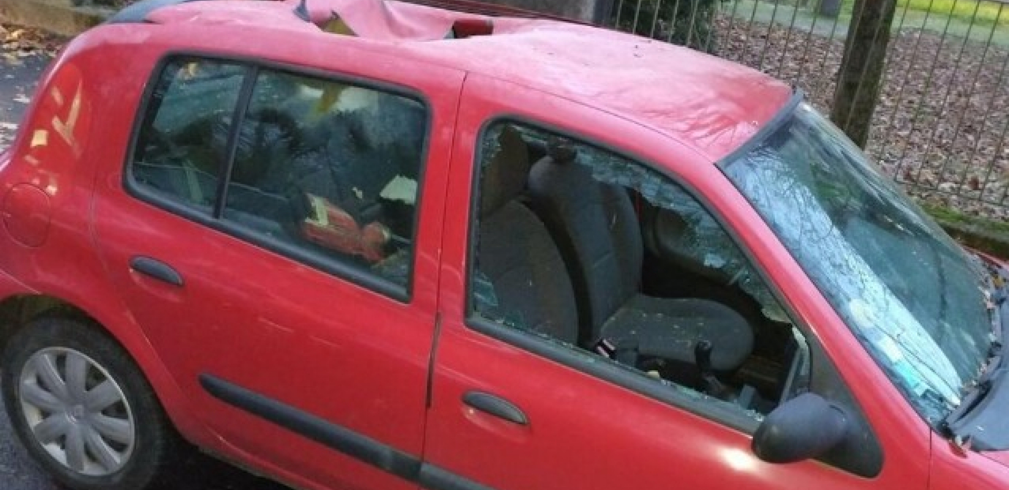 U "RENO KLIO" UDARIO METEOR Policija i vetrogasci u čudu gledaju rupu na krovu automobila, "ovde je radila viša sila"