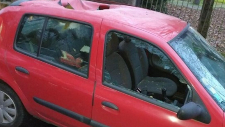 U "RENO KLIO" UDARIO METEOR Policija i vetrogasci u čudu gledaju rupu na krovu automobila, "ovde je radila viša sila"