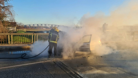 UŽAS KOD NIŠA! Auto sleteo sa puta i zapalio se - vozač (20) u teškom stanju