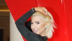 OŠIŠALA SE I UTEGLA U PREUSKE FARMERKE Novo izdanje Jovane Jeremić izazvalo buru, a tek kad se okrenula i pokazala zadnjicu