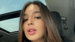 ĐINA DŽINOVIĆ SE DOHVATILA SA DEČKOM PRED SVIMA Strastveno se ljube, ona u haljini sa ogromnim izrezima, sve se vidi