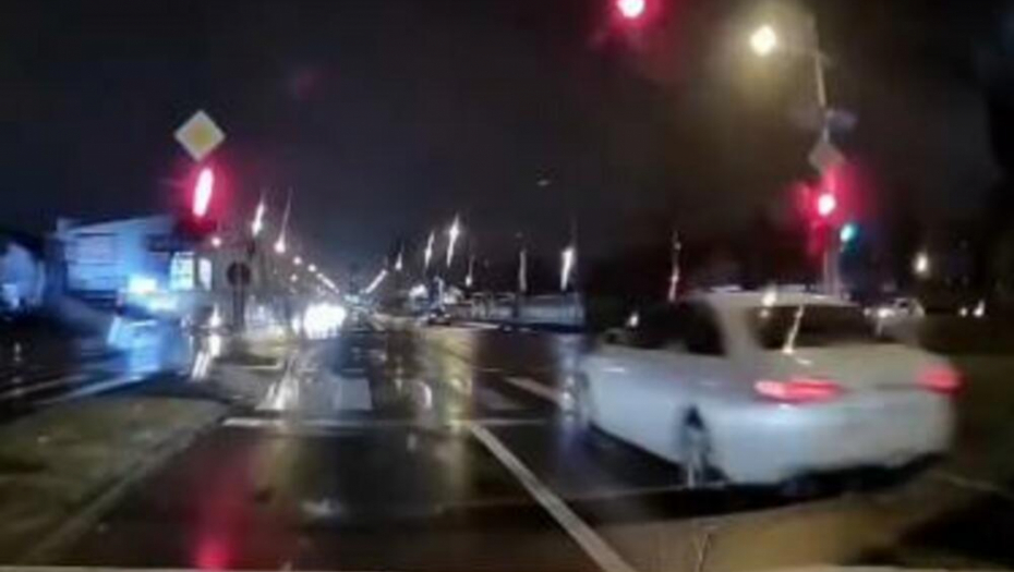 PROLETEO KAO METAK Ludačka vožnja u Novom Sadu, ljudi se krsti i psovali (VIDEO)