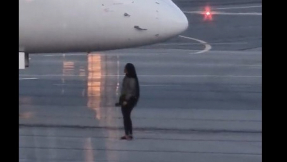 UMESTO ŽELJENE DESTINACIJE OTIŠLA U ZATVOR Žena zakasnila za let, pa pokušala da zaustavi avion (VIDEO)