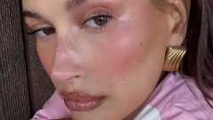 NOVE FOTKE HEJLI BIBER ZAPALILE INSTAGRAM Kao snežni anđeo u topu i mini suknji oduševila fanove, a evo kako je reagovao Džastin