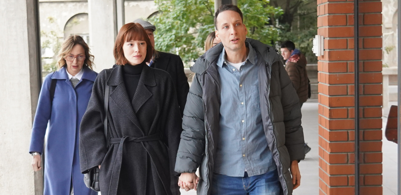 MILENI SE SLOŠILO NA SUĐENJU, DEČKO IZ BEOGRADSKOG SINDIKATA SKOČIO DA JOJ POMOGNE Drama na ročištu učitelju glume Miki Aleksiću