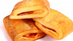 MALE PITE SA KOBASICAMA I SIROM Sočno i preukusno, svaki zalogaj je sve bolji