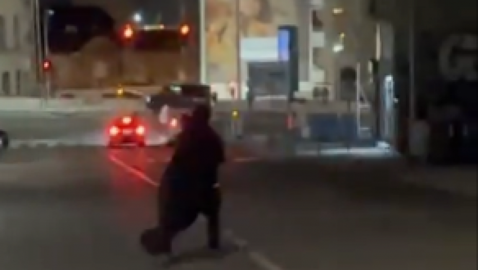 BETMEN ČUVA BEOGRAD Pretrčao ulicu i nestao u mraku (VIDEO)