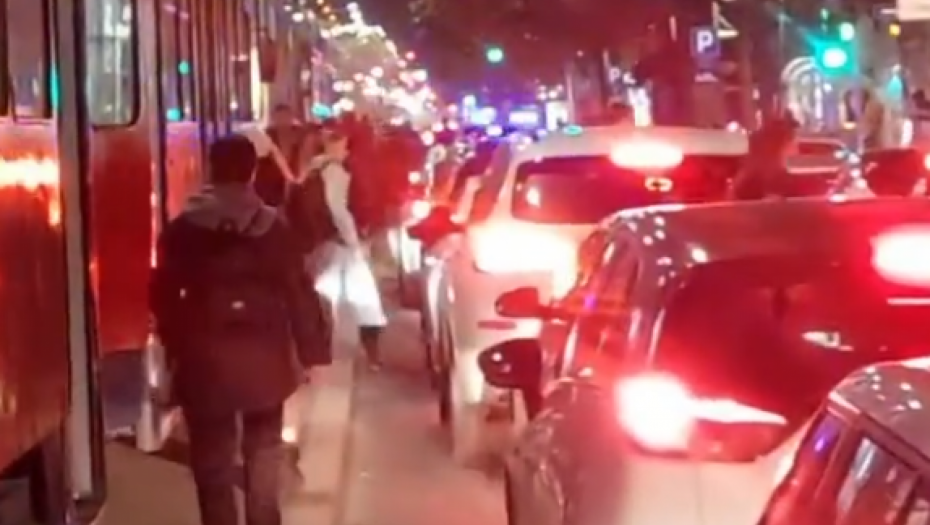 TRAMVAJ VUKAO AUTO NAKON SUDARA Ozbiljan udes u centru Beograda, Bulevar blokiran (VIDEO)