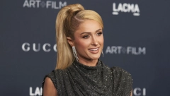 PRVI BOŽIĆ KOJI JE JEDVA DOČEKALA Paris Hilton sa svojim suprugom, sinom i ćerkom ostvarila snove