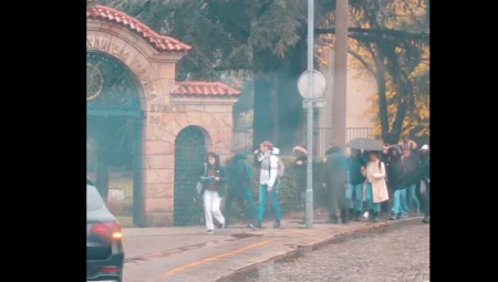 ZA SRBIJU IMA NADE! Prelepe scene zabeležene u Beogradu! Školarci skidaju kape i krste se prolazeći pored SVETINJE (VIDEO)