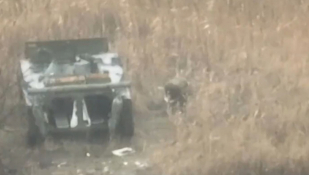 JEZIV SNIMAK SA FRONTA Dron uhvatio vojnika spuštenih gaća, probao je da pobegne (VIDEO)